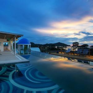邦萨雷Costa Village Bangsaray的黄昏时可欣赏到游泳池的景色