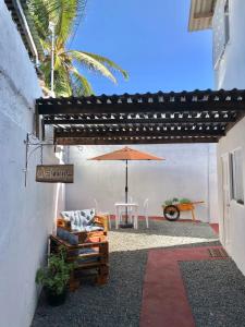 圣安德烈斯Alojamientos Neca的庭院配有遮阳伞和桌椅。