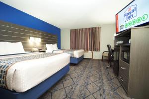 哈德森Royal Inn Hudson I-94的一间酒店客房,设有两张床和电视