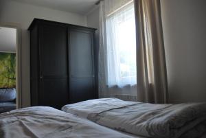 巴德哥依斯恩莱普里奇膳食公寓的一间卧室设有一张床和一个窗口