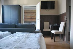 巴德哥依斯恩莱普里奇膳食公寓的一间卧室配有沙发和桌椅