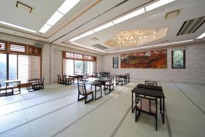 京都然林房旅馆的用餐室设有桌椅和窗户。