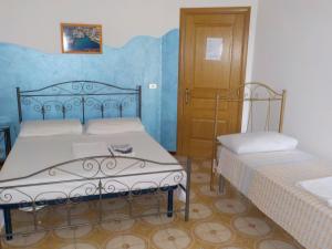 萨尔维B&B Il Cedro的一间卧室设有两张床和木门