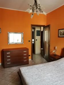 奇列La Casa di Laura的一间卧室拥有橙色的墙壁、一张床和窗户