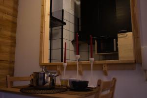 那慕尔Le Cosy - Queen-size, full équipé, wifi, parking的厨房配有带茶壶和蜡烛的桌子
