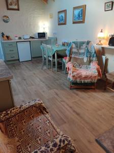 ManorhamiltonPat Tadys的一间带桌椅的客厅和一间厨房