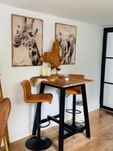 赞德沃特Finch guesthouse的一间带桌子和长颈鹿的用餐室