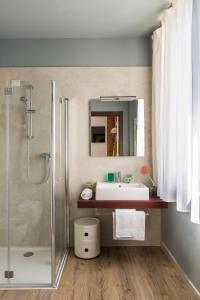 维罗纳San Leonardo Suites的一间带水槽和淋浴的浴室