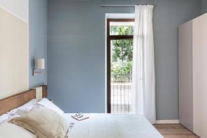 维罗纳San Leonardo Suites的一间卧室设有一张床和一个窗口