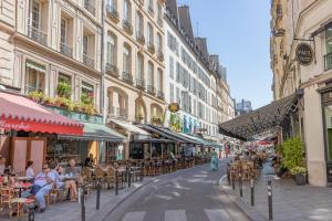 巴黎波拿巴特酒店的一条带桌椅的城市街道