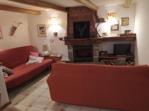 SemonCasa Semon的客厅设有红色的沙发和壁炉