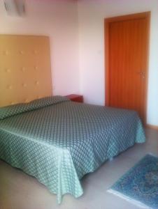 坎帕那鲁皮亚拉奇欧齐亚农庄酒店的一间卧室配有一张床和一扇木门