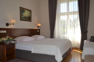 克拉科夫波兰酒店的酒店客房设有床和窗户。