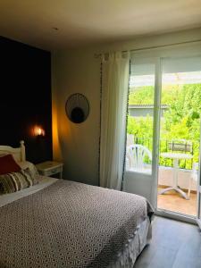 卡拉库恰阿夸万岁酒店的卧室配有滑动玻璃门旁边的床