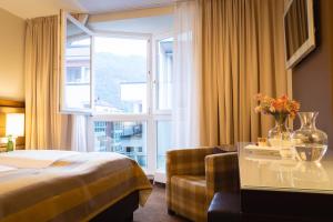 库夫施泰因库夫斯坦酒店 的酒店客房设有一张床和一个大窗户