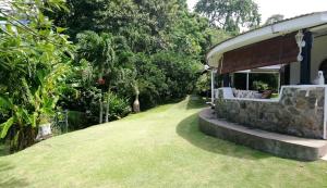 安塞奥潘礁棕榈旅馆的一座房子,旁边是草地庭院