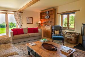 谢普顿马利特Yew Tree Cottage的客厅配有沙发和桌子