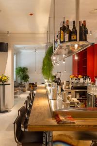 敖德萨Brik Hotel的餐厅配有长桌子、椅子和葡萄酒瓶