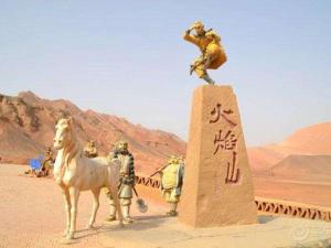 吐鲁番7Days Inn Turpan Dashizi的沙漠中马匹人雕像