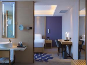 齐齐哈尔Lavande Hotel Qiqihar Supervisory Office的客房内设有带水槽和卫生间的浴室