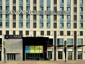 四平Lavande Hotel (Siping Wanda Plaza Branch)的建筑的侧面有标志