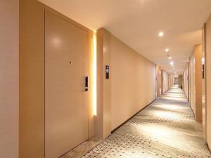咸阳Lavande Hotel Xianyang Yuquan Road Wanda Plaza Branch的走廊走廊的走廊,有长长的走廊