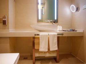 ShiyanLavande Hotel Shiyan Sanyan Branch的浴室配有白色水槽和浴缸。