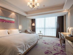 赣州麗枫酒店(赣州火车站店)的酒店客房设有一张床和一个大窗户