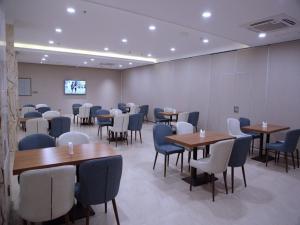 吉林Lavande Hotel Jilin Songjiang Road Jiangwan Bridge Branch的一间大房间,房间内设有桌椅
