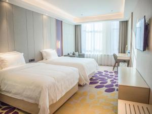 沧州Lavande Hotel Cangzhou Kaiyuan Avenue Rongsheng Plaza的酒店客房配有两张床和一张书桌