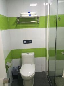 琼中7Days Inn Qiongzhong Zero Kilometer的浴室设有绿色和白色条纹的卫生间
