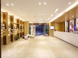 临汾Lavande Hotel (Linfen Binhe East Road Yujing Shuicheng Branch)的大楼的大堂,有商店