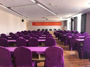拉萨Lavande Hotel (Lhasa City Government Xizang University Branch)的一间设有紫色桌子和紫色椅子的客房