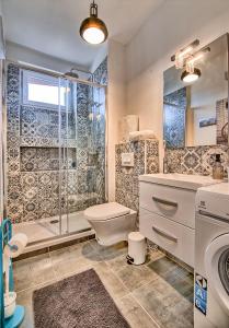 普拉Best view Pula的浴室配有卫生间水槽和淋浴。