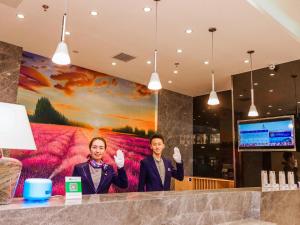 Lavande Hotel Zhangjiakou Victoria Plaza的员工