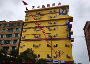 Zhijin7Days Inn Bijie Zhijin Chengguan的黄色的建筑,上面有标志