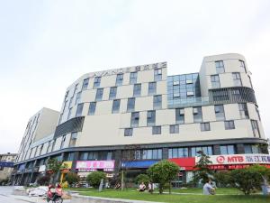 舟山Lavande Hotel Zhoushan Putuo的一座大型建筑,前面坐着人