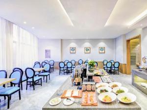 沈阳Lavande Hotel (Shenyang Olympic Center Wanda Branch)的一间带长桌和椅子的用餐室