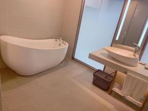 抚州Lavande Hotel (Fuzhou Wanda Branch)的一间带大浴缸和水槽的浴室
