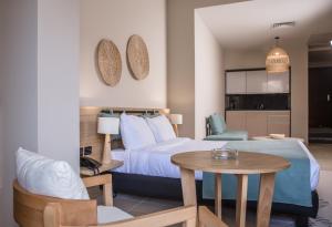 赫尔格达Redcon Suites的酒店客房配有一张床铺和一张桌子。