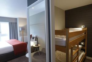 格伦科格兰库岛酒店的一间卧室设有两张双层床和滑动玻璃门