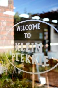 阿多Klein Plekkie Self Catering Accommodation的表示欢迎去基林 ⁇ 的标志