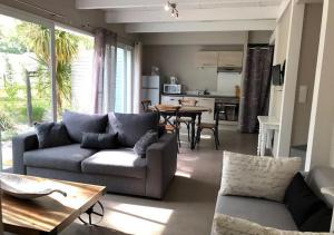 勒特隆歇Les cottages du golf的客厅配有沙发和桌子