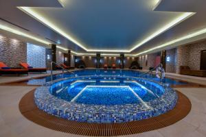 泰布克Grand Millennium Tabuk的酒店大堂的一个大型水池