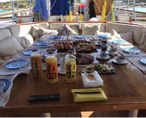 巴塞罗那南十字旅馆的船上的木桌,带食物和饮料