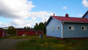 阿卡斯洛姆波罗TaloYlläs, Huonemajoitus的红谷仓旁的蓝色房子,有红色屋顶