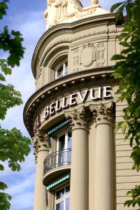 伯尔尼伯尔尼贝耶乌尔宫酒店的一座建筑的顶部有钟