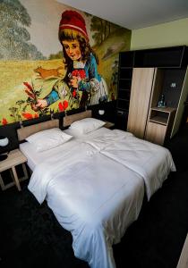 霍夫盖斯马尔Hotel Viktorosa的一间卧室配有两张床,墙上挂着一幅画