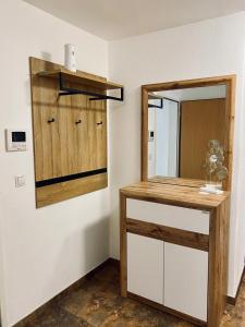 齐尔Luxuriöses und modernes Apartment zum Wohlfühlen的一间带木制柜台和镜子的浴室