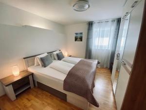 齐尔Luxuriöses und modernes Apartment zum Wohlfühlen的卧室设有一张白色大床和木地板